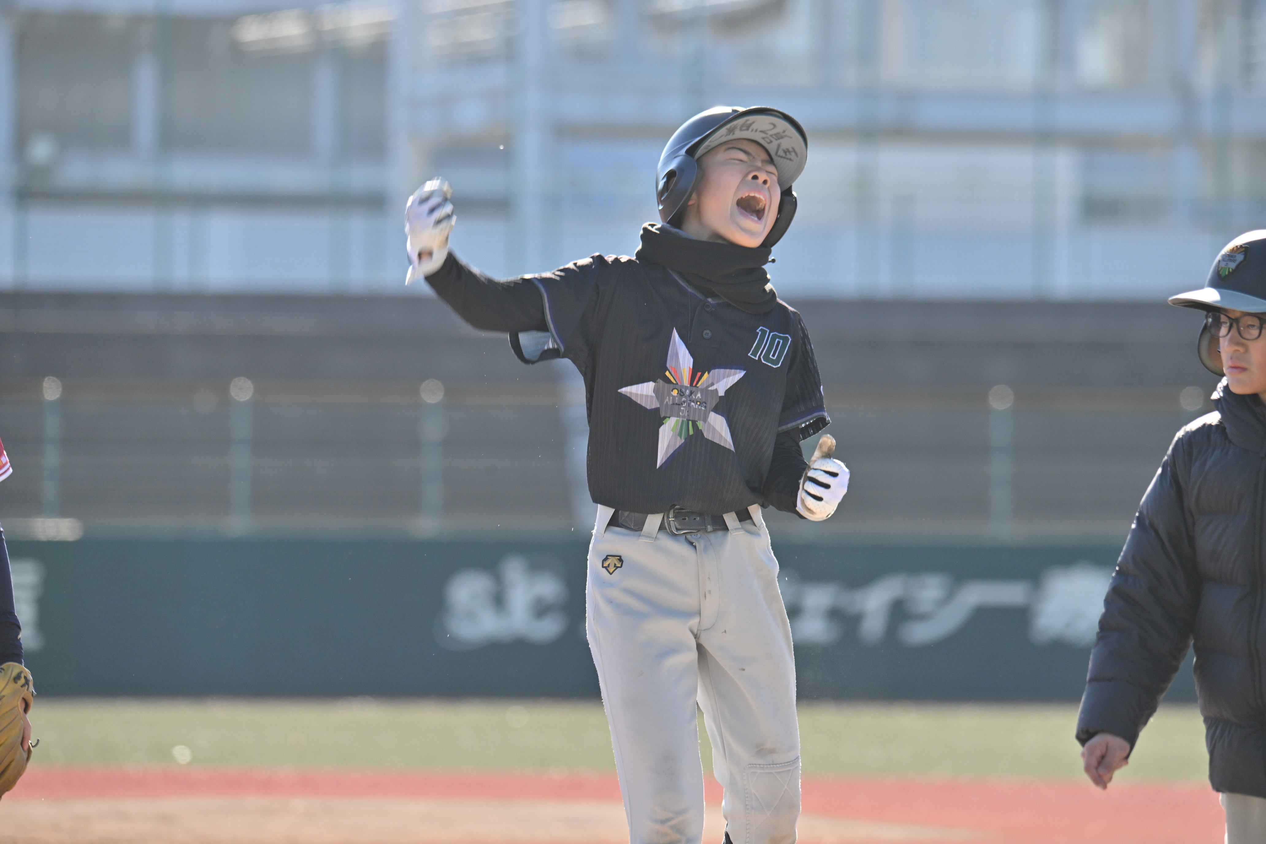 勝利の喜びを表す学童野球選手